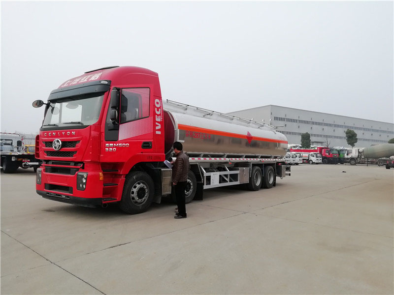 上汽紅巖29.7方前四后八鋁合金運(yùn)油車，20噸運(yùn)油車